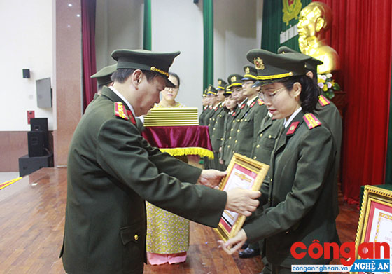 Nhiều cán bộ nữ là lãnh đạo các phòng Công an tỉnh được tuyên dương, khen thưởng (Trong ảnh: Thượng tá Lê Thị Thanh Huyền, Phó Trưởng phòng Hậu cần nhận danh hiệu “Chiến sỹ thi đua cơ sở” năm 2018)