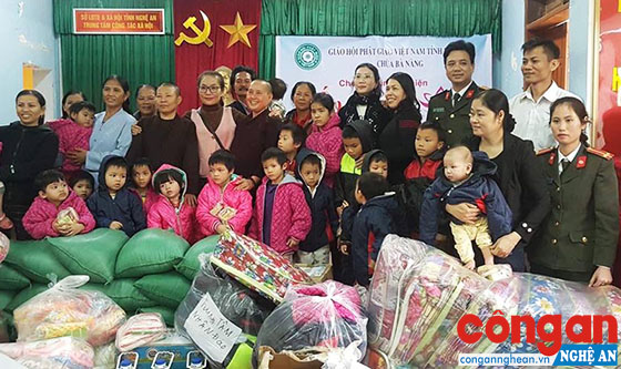 Các tổ chức, cá nhân chung tay hỗ trợ Tết vì người nghèo (Trong ảnh: Công an huyện Đô Lương tặng quà cho các gia đình khó khăn trên địa bàn)