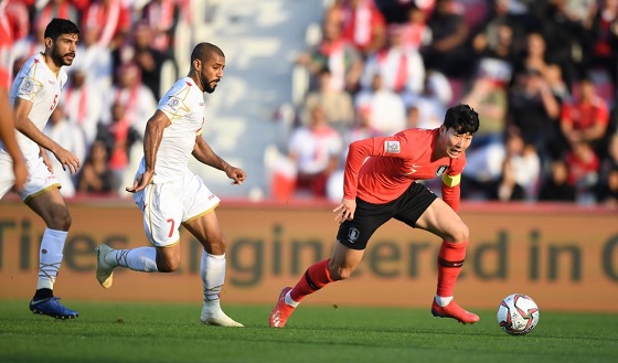 Đội trưởng Đội tuyển Hàn Quốc Son Heung Min (áo đỏ) có pha kiến tạo để đồng đội ghi bàn vào lưới Bahrain cuối hiệp 1. Ảnh: AFC
