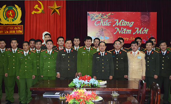 Đồng chí Phó Giám đốc chúc Tết và chụp ảnh lưu niệm với CBCS Công an huyện Anh Sơn