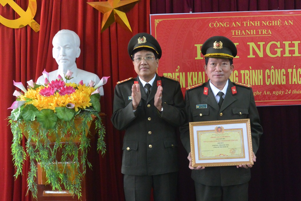 Đồng chí Phó Giám đốc trao tặng danh hiệu đơn vị tiên tiến cho Thanh tra Công an tỉnh