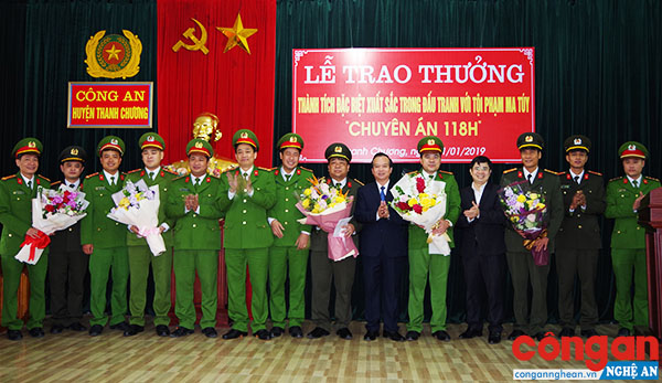 Công an tỉnh Nghệ An và UBND huyện Thanh Chương trao thưởng cho Ban chuyên án 118H vì có thành tích đặc biệt xuất sắc trong đấu tranh với tội phạm ma túy