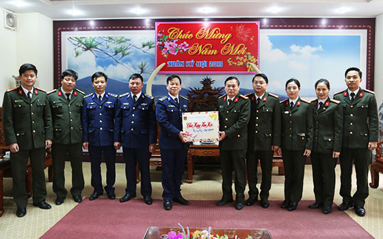 Bộ Tư lệnh Vùng 1 Cảnh sát biển tặng quà, chúc Tết cán bộ chiến sỹ Công an tỉnh Nghệ An