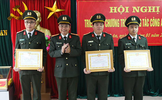 Thượng tá Trần Văn Hùng – Trưởng phòng Công tác đảng và công tác chính trị trao tặng Giấy khen cho các đảng viên