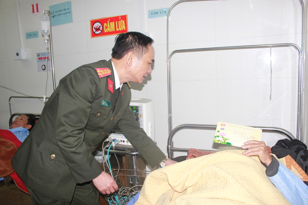 Đồng chí Đại tá Lê Xuân Hoài, Phó Giám đốc Công an tỉnh tặng quà  Tết cho bệnh nhân tại Trung tâm Y tế Thị xã Cửa Lò