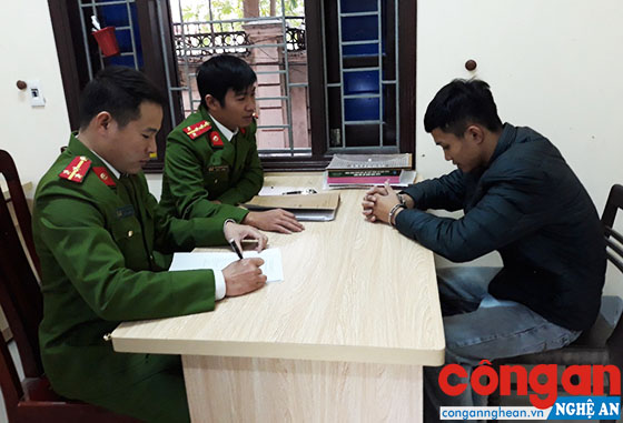 Công an huyện Diễn Châu lấy lời khai của đối tượng trộm cắp tài sản