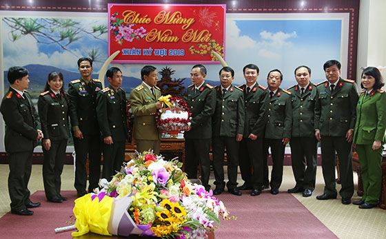 Đồng chí Đại tá Lê Xuân Hoài - Phó Giám đốc Công an tỉnh tiếp Đoàn công tác Công an tỉnh Xiêng Khoảng (Lào)