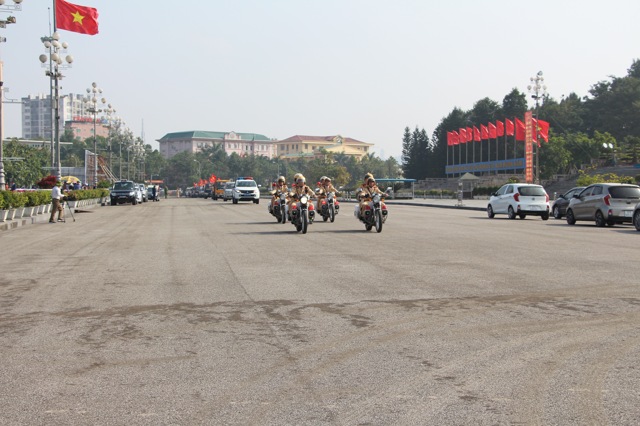 Các lực lượng ra quân diễu hành các tuyến đường chính trên địa bàn thành phố