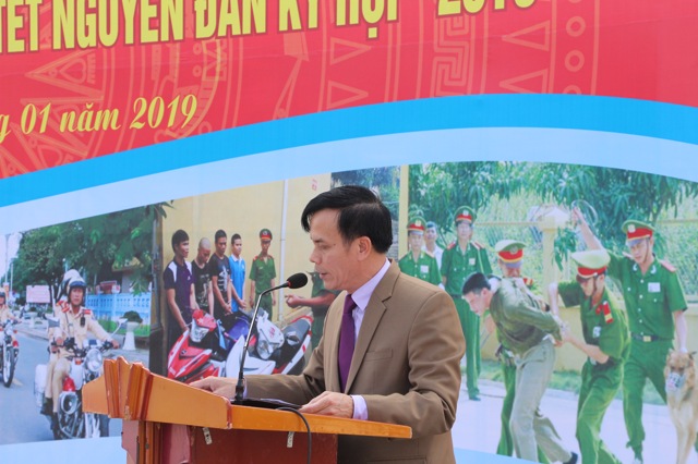 Đồng chí Trần Ngọc Tú - Chủ tịch UBND thành phố phát động lễ ra quân.