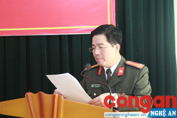 Đồng chí Trung tá Nguyễn Xuân Thư - Bí thư Chi bộ, Trưởng phòng Báo Công an Nghệ An phát biểu tại hội nghị
