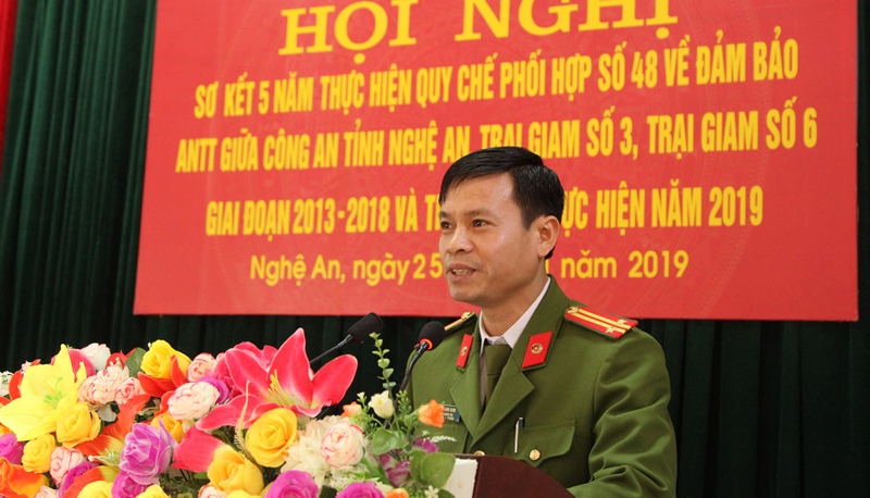 Thượng tá Đào Anh Sơn - Phó giám thị Trại giam số 3 thông qua kết quả đạt được trong 5 năm thực hiện quy chế phối hợp.