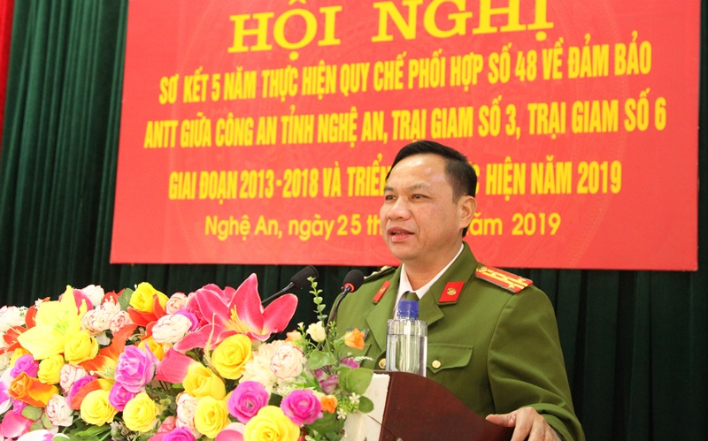 Đại tá Phan Đình Thành - Giám thị Trại giam số 3 phát biểu tổng kết 5 năm quy chế phối hợp, đồng thời nêu ra 6 nhiệm vụ chính trong việc triển khai quy chế phối hợp số 48 nawm2019.