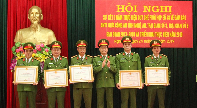 Trao Bằng khen của Chủ tịch UBND tỉnh Nghệ An cho các đơn vị và cá nhân xuất sắc 
