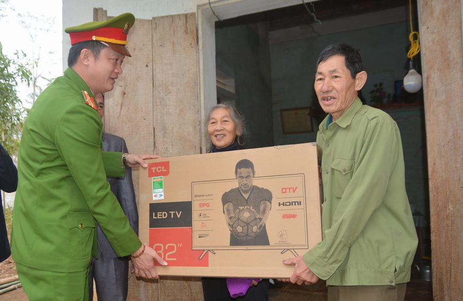 Thăm tặng quà gia đình ông Lô Văn Lá có công với cách mạng ở xóm Làng Sanh xã Nghĩa Minh