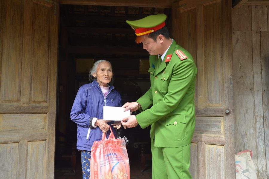 Thăm, tặng quà cho bà Hồ Thị Nga - thanh niên xung phong thời kỳ chống Mỹ cứu nước ở xóm Làng Ngạ, xã Nghĩa Minh