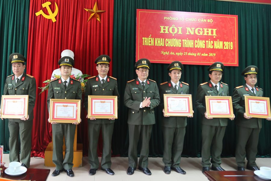 Đại tá Nguyễn Hữu Cầu, Giám đốc CA tỉnh trao tặng danh hiệu chiến sỹ thi đua cơ sở cho các cá nhân