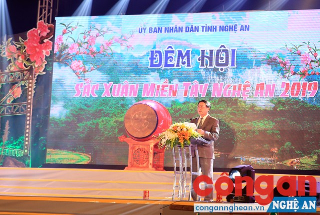 Đồng chí Lê Minh Thông, Phó Chủ tịch UBND tỉnh phát biểu khai mạc đêm hội