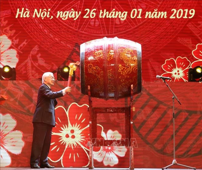 Tổng Bí thư, Chủ tịch nước Nguyễn Phú Trọng đánh trống khai mạc Xuân quê hương năm 2019. Ảnh: Lâm Khánh - TTXVN