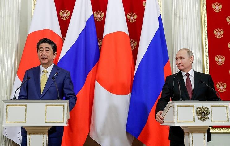 Thủ tướng Nhật Bản Shinzo Abe (trái) và Tổng thống Nga Vladimir Putin phát biểu trước báo giới sau khi kết thúc cuộc gặp ngày 22/1. (Ảnh: TASS)
