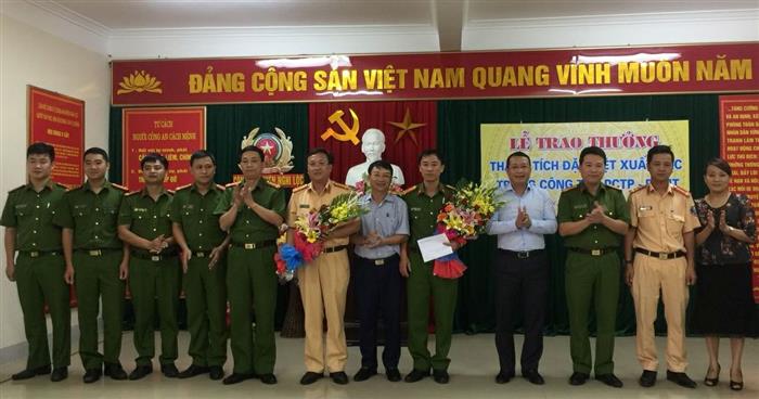 Lãnh đạo Công an tỉnh và UBND huyện Nghi Lộc trao thưởng cho Công an huyện vì thành tích đặc biệt xuất sắc trong đấu tranh phòng, chống tội phạm