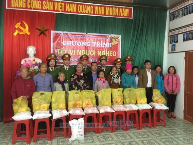 Phòng Cảnh sát ĐTTP về Ma túy tặng quà                                  cho các gia đình có hoàn cảnh khó khăn                                   tại huyện Thanh Chương