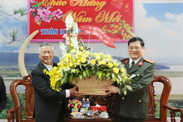 Giám mục Nguyễn Hữu Long tặng lãng hoa chúc mừng Công an tỉnh Nghệ An nhân dịp tết Nguyên đán.