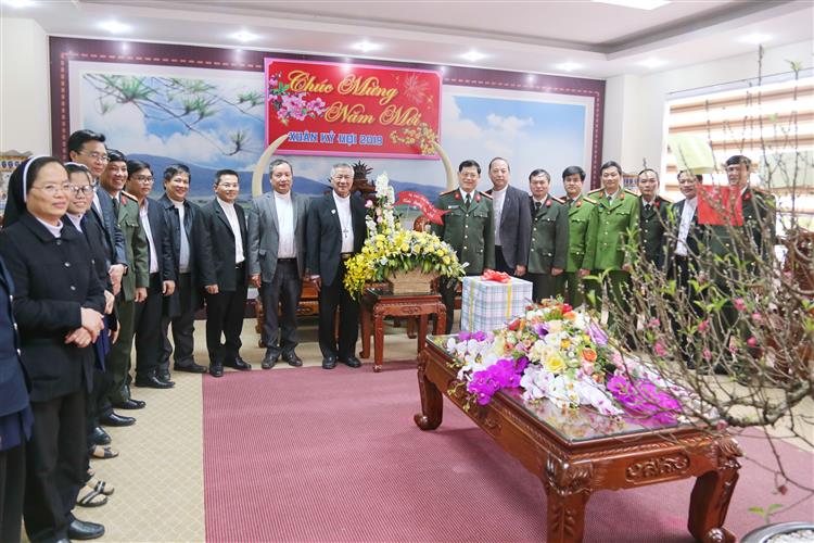 Đoàn chức sắc tòa giám mục giáo phận Vinh đã gửi lời chúc tốt đẹp nhất tới toàn thể CBCS Công an tỉnh Nghệ An nhân dịp đón tết cổ truyền của dân tộc.