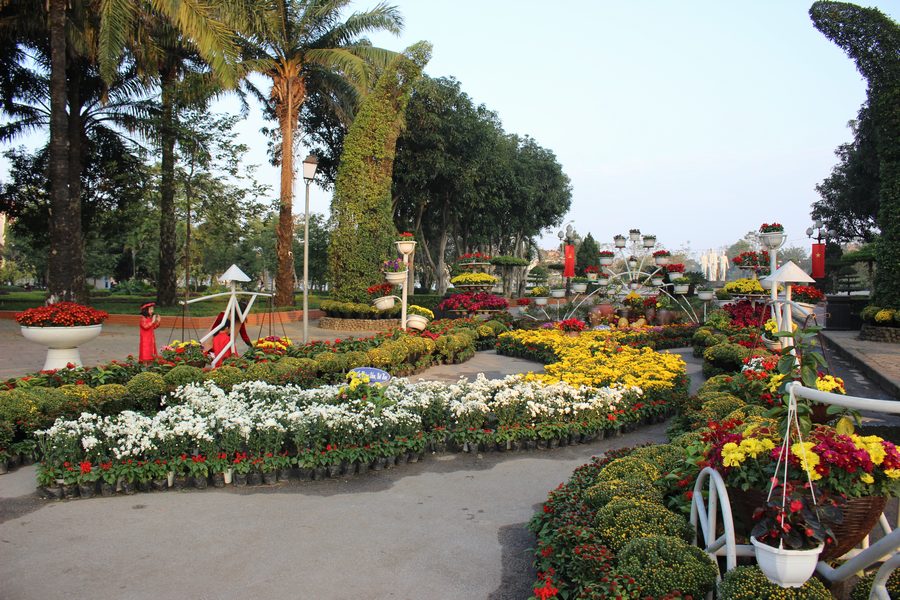 Khóm hoa hình bản đồ Việt Nam tại cổng Công viên Nguyễn Tất Thành
