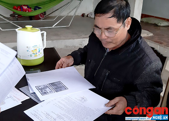 Ông Nguyễn Ngọc Hải xem lại hồ sơ liên quan đến việc xin cấp giấy chứng nhận quyền sử dụng đất