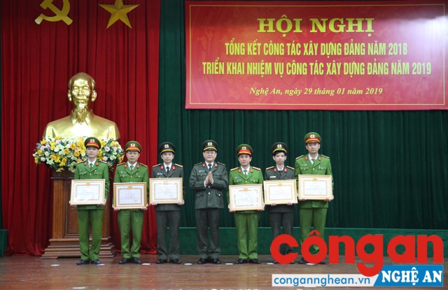 Đại tá Nguyễn Hữu Cầu trao Bằng khen của Tỉnh ủy cho các Đảng viên hoàn thành xuất sắc nhiệm vụ năm 2018