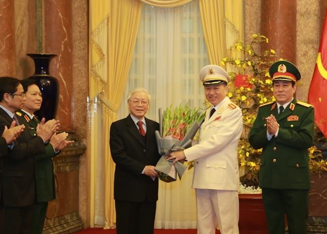 Đại tướng Tô Lâm và Đại tướng Lương Cường trân trọng gửi tới Tổng Bí thư, Chủ tịch nước Nguyễn Phú Trọng bó hoa tươi thắm.