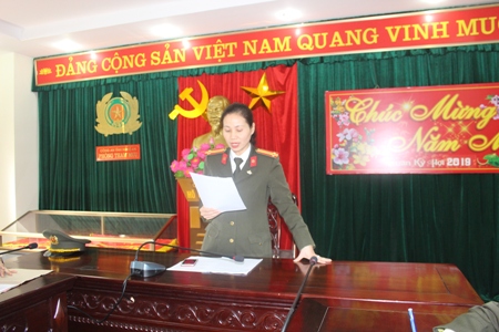 Trung tá Nguyễn Việt Hà, Chủ tịch Hội Phụ nữ Công an Nghệ An  phát biểu tại Hội nghị cam kết cải cách hành chính