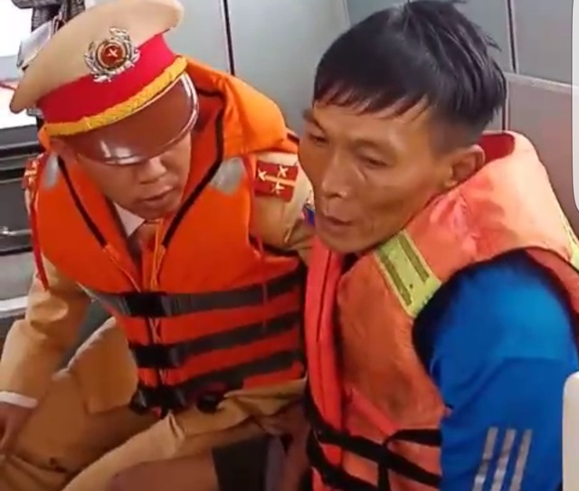Ông Nguyễn Văn Sỹ được cảnh sát ứng cứu kịp thời sau khi nhảy sông tự vẫn.