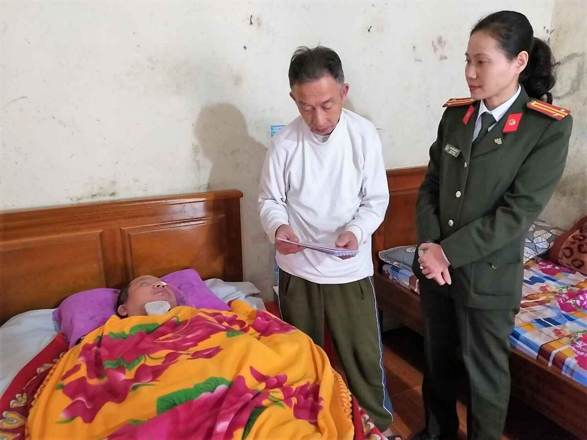 Trung tá Nguyễn Việt Hà, Chủ tịch Hội Phụ nữ Công an Nghệ An thăm hỏi CBCS khó khăn đang phải điều trị tại bệnh viện