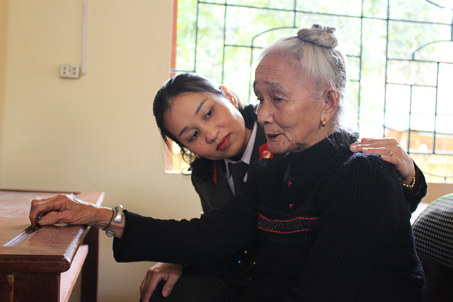 Cán bộ Báo Công an Nghệ An ân cần thăm hỏi và chia sẻ những khó khăn với bà con nhân dân xã Yên Tĩnh, huyện Tương Dương
