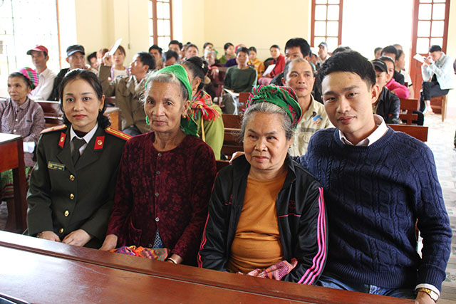 Đại diện Hội phụ nữ, Công đoàn Báo Công an Nghệ An cùng bà con nhân dân xã Yên Tĩnh, huyện Tương Dương tại buổi lễ trao quà