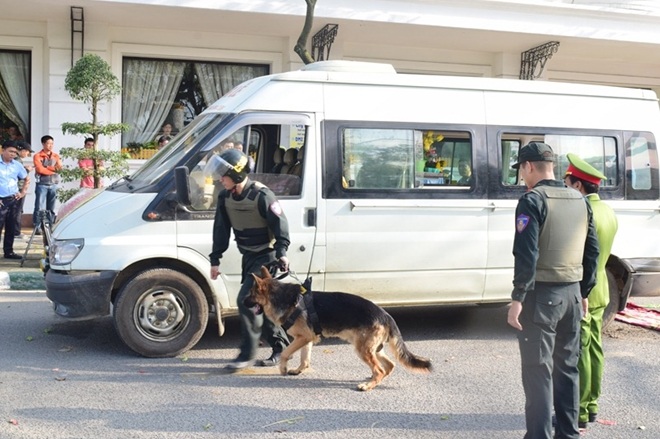 Lực lượng Công an sử dụng chó nghiệp vụ để phá chuyên án ma túy.
