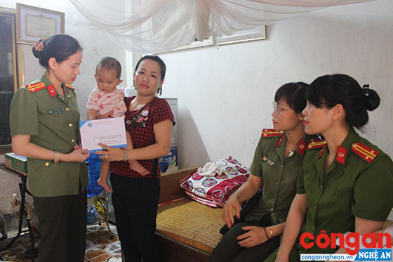 Hội Phụ nữ Công an tỉnh tặng quà cho chị Nguyễn Thị Thơm