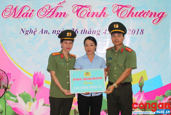 Cùng Công đoàn Công an tỉnh bàn giao nhà “Mái ấm tình thương” cho chị Nguyễn Thị Thắm