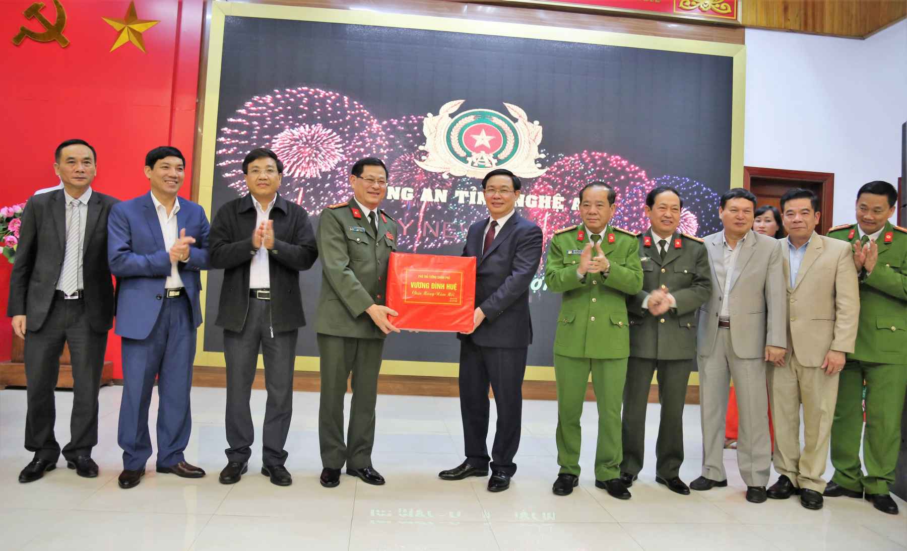 Phó Thủ tướng Vương Đình Huệ tặng quà động viên CBCS Công an Nghệ An  trực tết 
