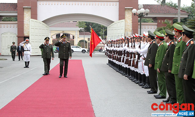 Đồng chí Thượng tướng Tô Lâm, Uỷ viên Bộ Chính trị, Bộ trưởng Bộ Công an duyệt đội danh dự của Công an tỉnh Nghệ An