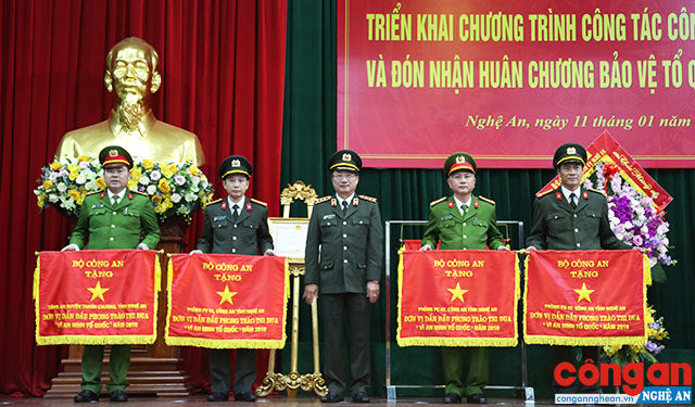 Đại tá Lương Thế Lộc, Trưởng Công an huyện Thanh Chương (thứ nhất từ trái sang) nhận Cờ Đơn vị dẫn đầu trong phong trào thi đua “Vì an ninh Tổ quốc” năm 2018 của Bộ Công an 