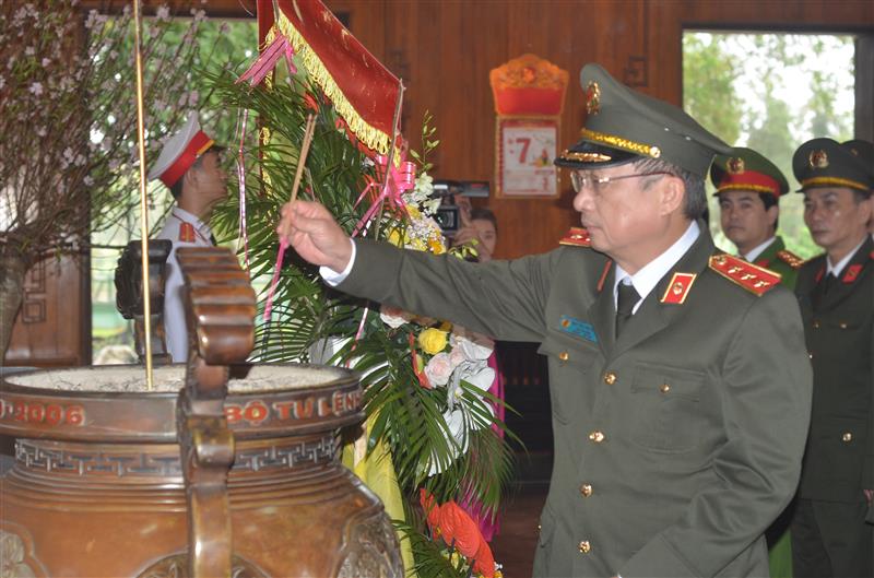 Đồng chí Thượng tướng Nguyễn Văn Thành, Ủy viên Trung ương Đảng, Thứ trưởng Bộ Công an dâng hương tưởng niệm Chủ tịch Hồ Chí Minh