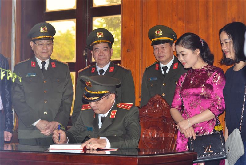 Đồng chí Thượng tướng Nguyễn Văn Thành, Ủy viên Trung ương Đảng, Thứ trưởng Bộ Công an ghi sổ lưu niệm tại khu di tích.