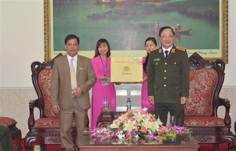 Đồng chí Thượng tướng Nguyễn Văn Thành, Ủy viên Trung ương Đảng, Thứ trưởng Bộ Công an thăm hỏi, chúc tết và tặng quà Cán bộ, công nhân viên tại khu di tích 