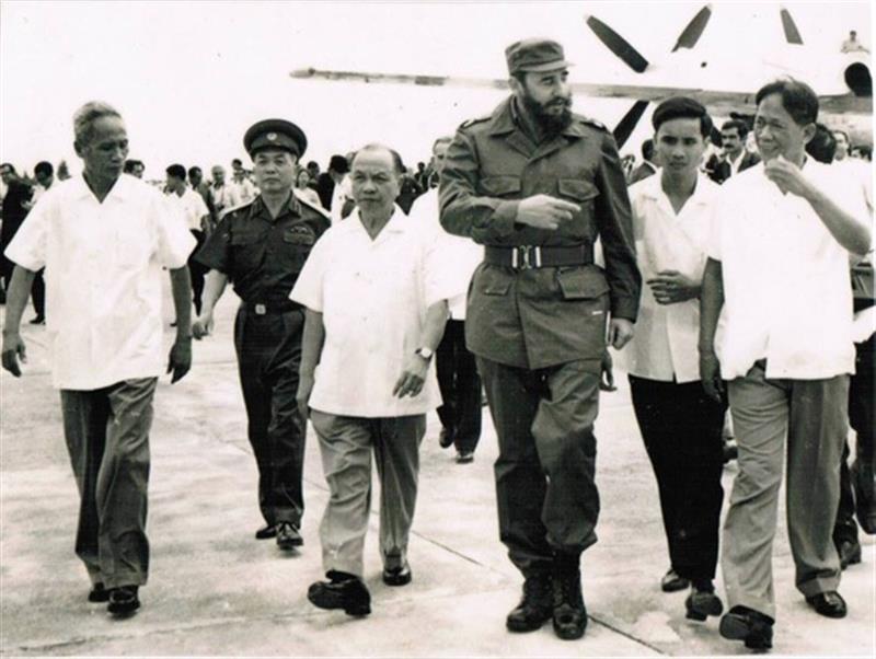 Đoàn lãnh đạo cao cấp của Cuba do lãnh tụ Fidel Castro dẫn đầu sang thăm Việt Nam năm 1973.