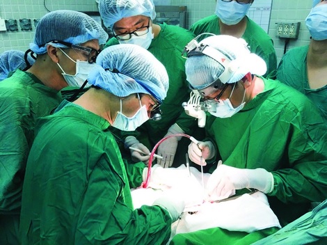 Bác sĩ Cuba phối hợp với bác sĩ người Việt mổ chữa trị cho bệnh nhân ở Bệnh viện hữu nghị Việt Nam - Cuba Đồng Hới.