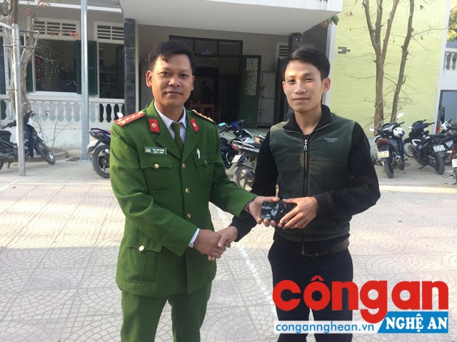 Đại úy Hoa Văn Nghệ trao trả chiếc điện thoại Iphone X cho anh Phạm Cường Sang