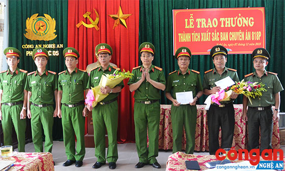 Đồng chí Đại tá Nguyễn Mạnh Hùng, Phó Giám đốc Công an tỉnh chúc mừng Phòng Cảnh sát Môi trường và các đơn vị liên quan về thành tích phá Chuyên án 818P, thu giữ 374 kg pháo nổ