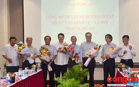 Ông Trương Đình Tuyển (thứ 4 từ phải qua) tại lễ ra mắt Tổ tư vấn kinh tế - xã hội tỉnh Nghệ An